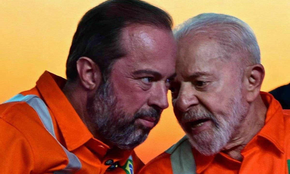 Ministro de Minas e Energia, Alexandre Silveira (PSD), e presidente Lula (PT) na inauguração do Complexo de Energias Boaventura, em Itaboraí-RJ -  (crédito: Pablo Porciuncula/ AFP)