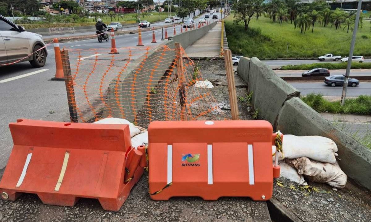 Passagem de pedestres em viaduto sobre o Anel Rodoviário, em BH, está interditada há uma semana -  (crédito: Jair Amaral/EM.D.A.Press)