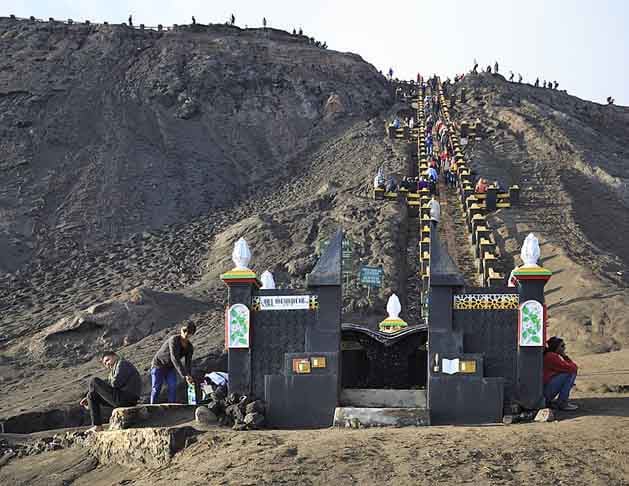 3º - Bromo Tengger Semeru National Park (Indonésia) - 7.89 - Situa-se na província de Java Oriental da Indonésia, a leste da cidade de Malang e a sudeste de Surabaia, a capital provincial. Foi criado em 1982 e tem 502,76 km² de área e a sua altitude média é 2 100 m.