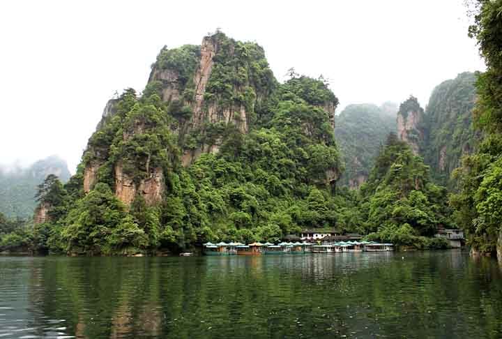 6º - Zhangjiajie National Forest Park (China) - 6.05 - Localizado em Zhangjiajie, província de Hunan, China . É um dos vários parques nacionais da área panorâmica de Wulingyuan. Foi reconhecido, em 1982, como o primeiro parque florestal nacional da país, com uma área de 4.810 há (11.900 acres)