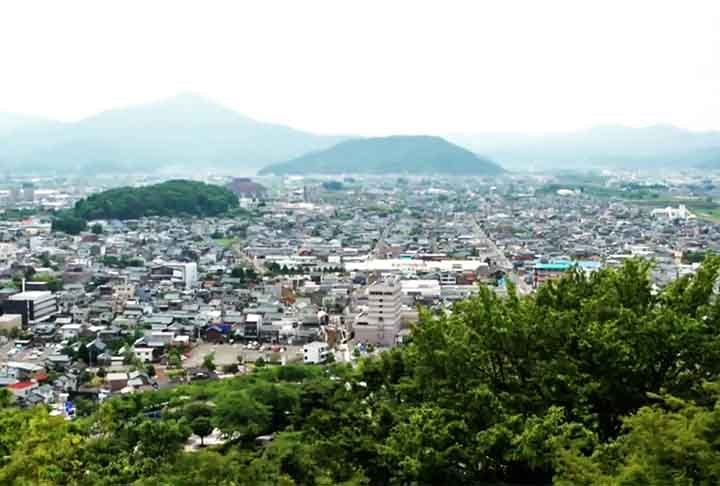 A região, cercada por montanhas, é considerada uma das mais afastadas do Japão. Museus e templos são edifícios característicos dessas localidades.
