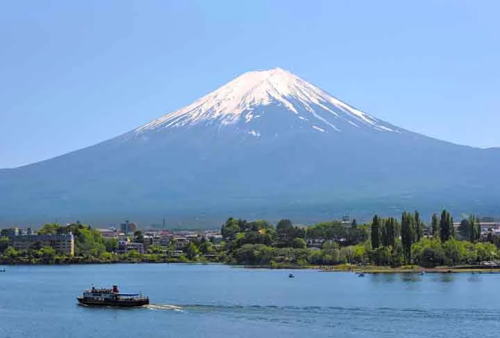 Foi designado patrimônio mundial e influenciou as sensibilidades, artes e ofícios do povo japonês desde os tempos antigos. O Monte Fuji é cercado por um belo ambiente natural e fontes termais de qualidade, além de história, cultura e delícias epicuristas. 