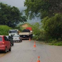 Deslizamento de terra e queda de árvore provocam trânsito lento na BR-381 - Polícia Rodoviária Federal