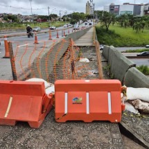 Viaduto com rachaduras em BH: isolamento parcial completa uma semana - Jair Amaral/EM.D.A.Press