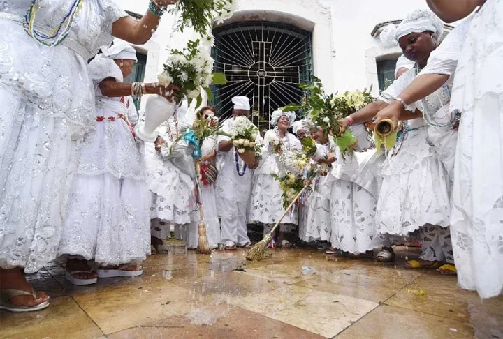 A festa combina elementos religiosos com manifestações culturais, como danças, músicas, comidas típicas e o famoso cortejo da Lavagem do Bonfim, onde as escadarias da igreja são lavadas com água de cheiro pelas baianas vestidas de branco.