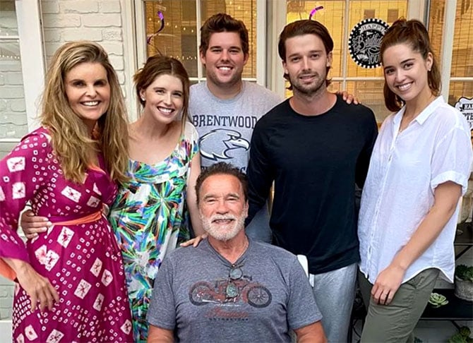 Já com Maria Shriver, com quem viveu por 25 anos, Schwarzenegger teve 4 filhos: Katherine, de 33 anos; Christina, de 31 anos; Patrick, de 29 anos e Christopher, de 25 anos. Ao descobrir a traição, a antiga esposa pediu o divórcio.