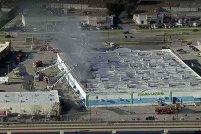 O fogo começou na manhã desta sexta-feira (3) no shopping center Plaza Latina Bazaar -  (crédito: Divulgação/vídeo/WFAA)