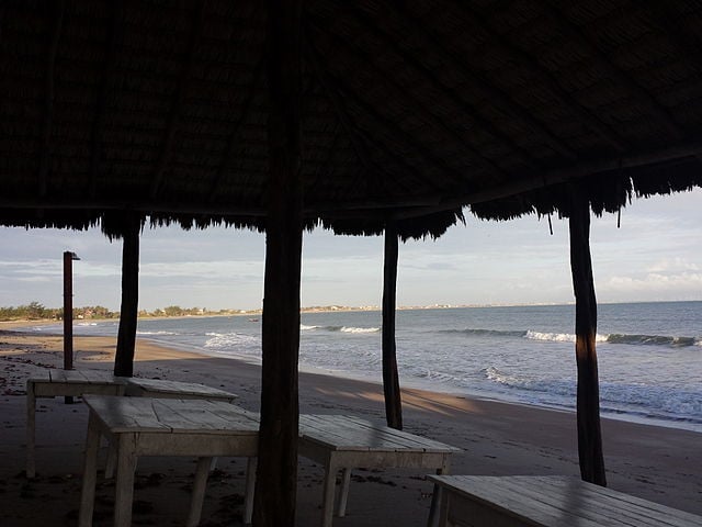 As praias mais movimentadas de Luís Correia são Atalaia e Coqueiro. Mas o município também tem as praias Peito de Mola, Itaqui, Arrombado, Carnaubinha, Maramar e Macapá. -Willame carvalho e silva wikimedia commons