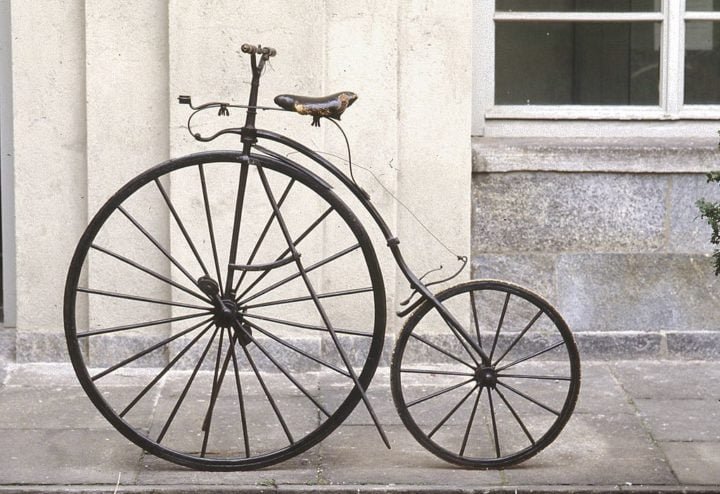 A década de 1870 viu o surgimento da bicicleta 