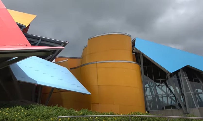 O museu apresenta exposiÃ§Ãµes interativas que exploram a histÃ³ria natural do PanamÃ¡ e seu papel como um ponto de conexÃ£o entre as AmÃ©ricas. A arquitetura colorida e Ãºnica do edifÃ­cio tambÃ©m Ã© uma atraÃ§Ã£o Ã  parte.