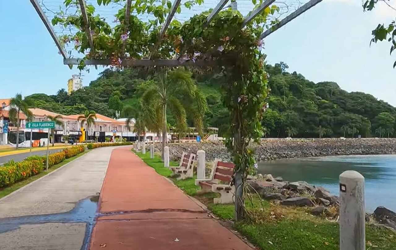 Ã? um Ã³timo lugar para passear, andar de bicicleta e aproveitar a brisa do mar. TambÃ©m abriga diversos restaurantes, lojas e o Biomuseu.