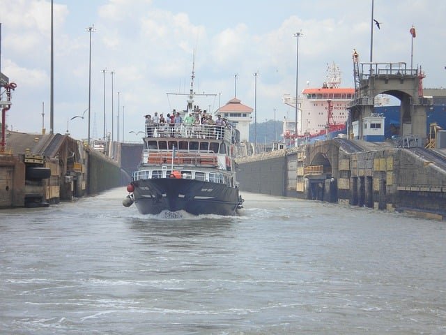 Os EUA controlaram o canal até 2000, quando a administração foi transferida para o Panamá, após um acordo assinado pelo general Omar Torrijos.