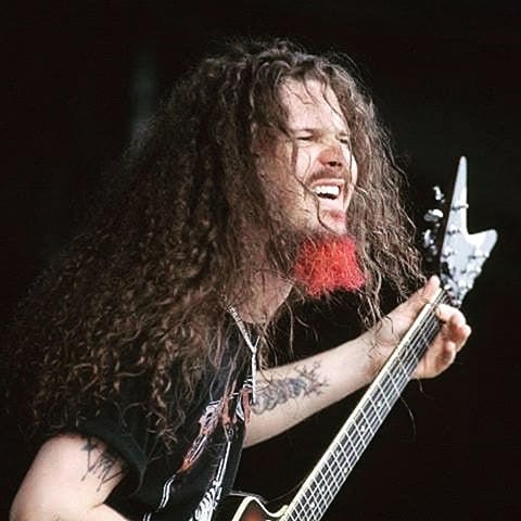 Dimebag Darrell - Filho de um músico country, o guitarrista americano optou pelo heavy metal e destacou-se nas bandas Pantera e Damageplan. Em 8/12/2004, foi morto a tiros, aos 38 anos, durante um show em Ohio por Nathan Gale. Ele baleou outras 15 pessoas, matando três. Foi morto pela polícia. 