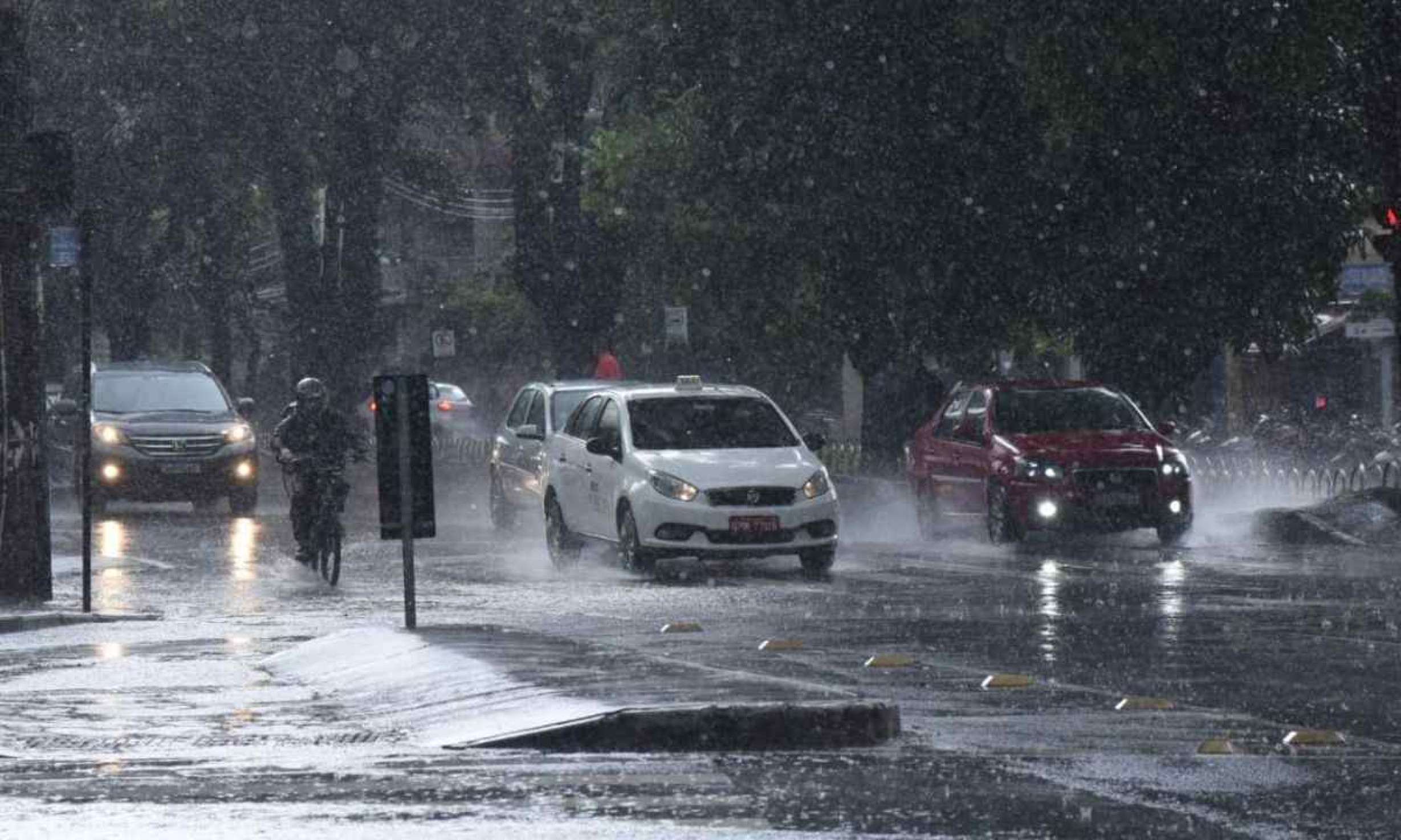 BH está em alerta para chuva forte até domingo (5/1)