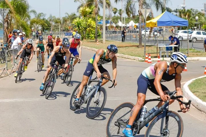 Triathlon: Um evento multidisciplinar que inclui nataÃ§Ã£o, ciclismo e corrida. A etapa de ciclismo Ã© realizada em estradas pavimentadas, exigindo uma bicicleta de estrada ou especÃ­fica para triathlon.