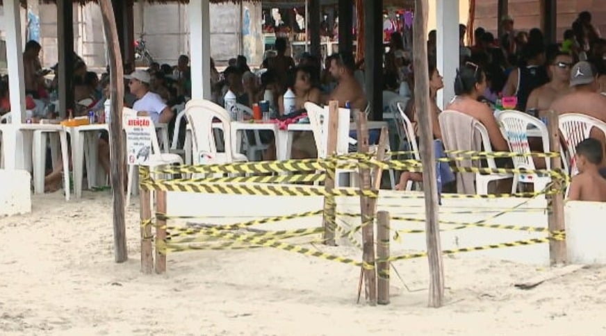 Alguns ninhos acabam ficando perto de bares montados na areia e bastante movimentados. Por isso, um isolamento é feito para a proteção dos ovos até o nascimento dos filhotes.-Reprodução Tv Globo