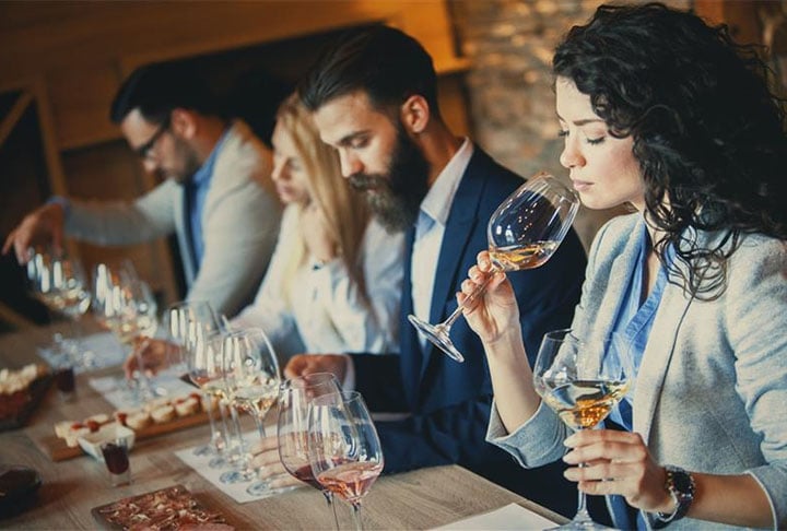 Em junho de 2023, jornalistas de TV da Bélgica armaram um esquema para provar que especialistas em vinho, eventualmente, podem se guiar pela fama dos rótulos para avaliar a qualidade da bebida.