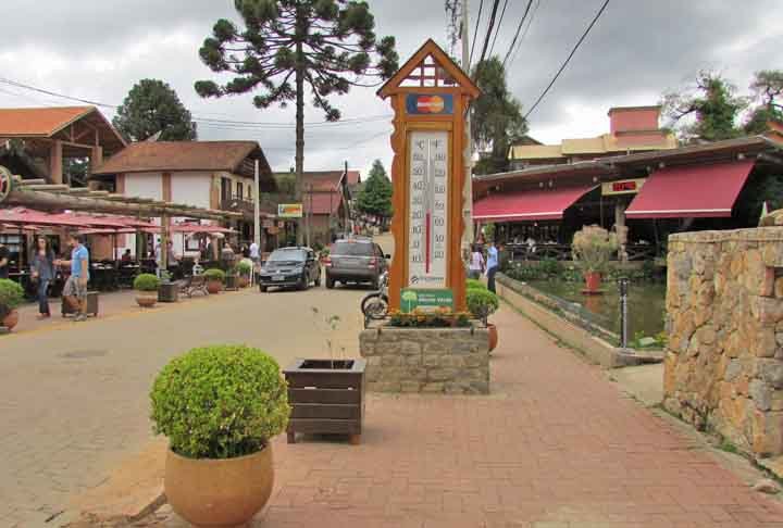 Monte Verde(1.555m)- Situada em Minas Gerais, com cerca de 4.200 habitantes, é uma pequena vila turística no alto da Serra da Mantiqueira, conhecida pelas paisagens naturais e pelo clima frio. A economia se baseia no turismo, com a presença de pousadas, restaurantes e lojas de souvenirs.-Flickr/Rosanetur