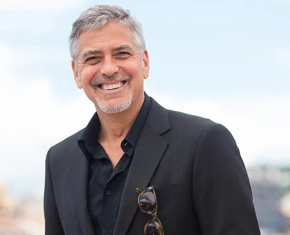 George Timothy Clooney também é americano, ator e diretor. O galã, da mesma geração de Brad Pitt, nasceu na cidade de Lexington, no estado de Kentucky. Ele completou 63 anos em 6 de maio d 2024. 