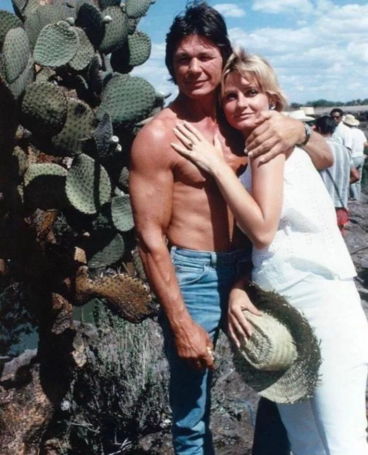 Bronson foi casado três vezes ao longo da vida e teve três filhos, dois com a primeira esposa, Harriet Tendler, e um com a segunda, a atriz Jill Ireland (foto). A terceira e última esposa do ator foi Kim Weeks, com quem viveu de 1998 até sua morte.