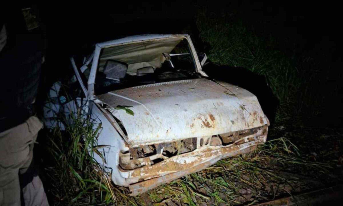 O carro trafegava em avenida quando o condutor perdeu o controle e o carro caiu de viaduto no bairro Brasília, no município de Araguari -  (crédito: CBMMG)