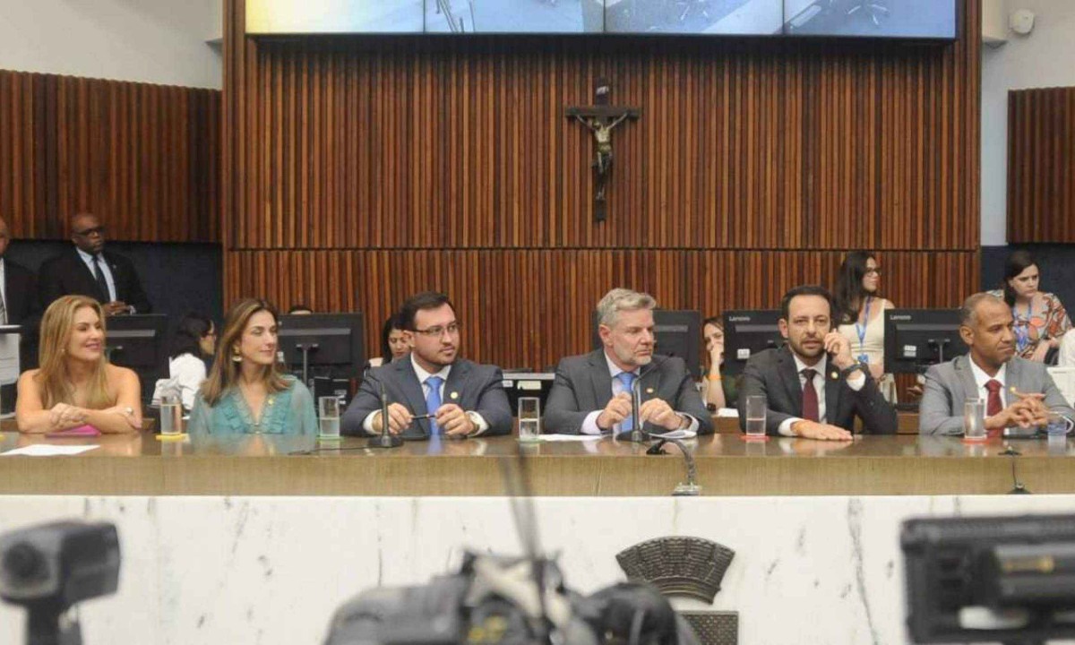 Flávia Borja (DC); Fernanda Pereira Altoé (Novo); Pablo Almeida (PL); Juliano Lopes (Podemos); Wanderley Porto (PRD); e Wagner Ferreira (PV): a nova mesa diretora da Câmara de BH -  (crédito: Alexandre Guzanshe/EM/D.A. Press)