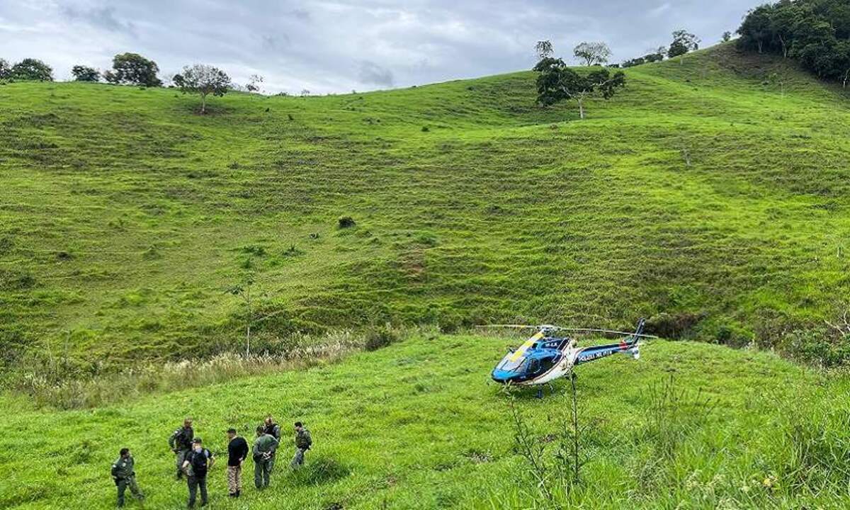 Policiais utilizam helicóptero para ajudar na busca por foragido -  (crédito: PCMG)