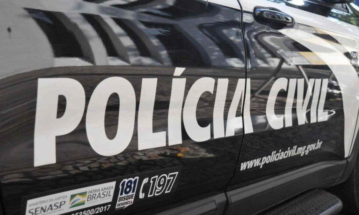 Perícia da Polícia Civil, Corpo de Bombeiros e Polícia Militar foram acionados depois que corpo em decomposição foi encontrado em apartamento na Grande BH -  (crédito: Gladyston Rodrigues / EM / D.A Press)