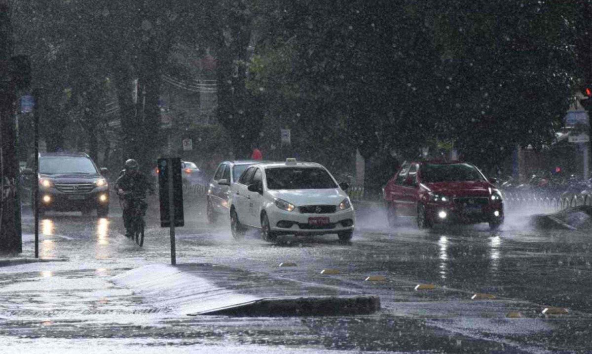 A chuva deixou ruas e avenidas alagadas -  (crédito: Gladyston Rodrigues/EM/D.A.Press)