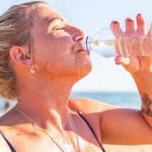 Beber água do mar causa sério risco de desidratação para os seres humanos -  (crédito: Getty Images)