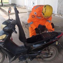 Cobra foge de quintal e se esconde dentro de moto em Minas - CBMMG