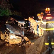 Colisão entre quatro carros mata duas pessoas e deixa 11 feridas na BR-365 - CBMMG