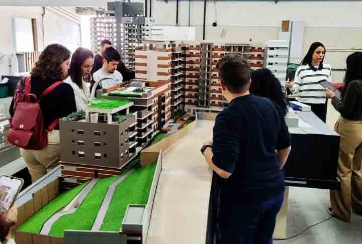 Na educação, maquetes são utilizadas em escolas para facilitar a compreensão dos estudantes ao tornar visíveis pontos ensinados em classe. Os modelos tridimensionais aproximam crianças e adolescentes da realidade concreta. 
