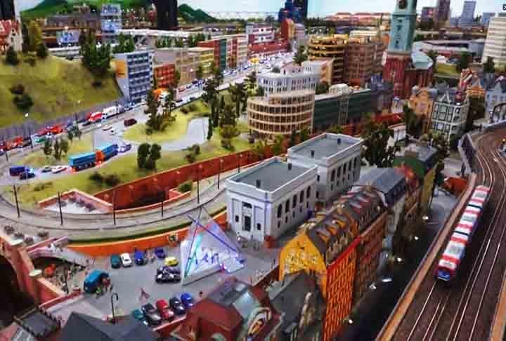 A principal atração do museu de Hamburgo é a maior linha férrea em miniatura do mundo, maquete ferroviária com mais de 7 quilômetros de extensão.

