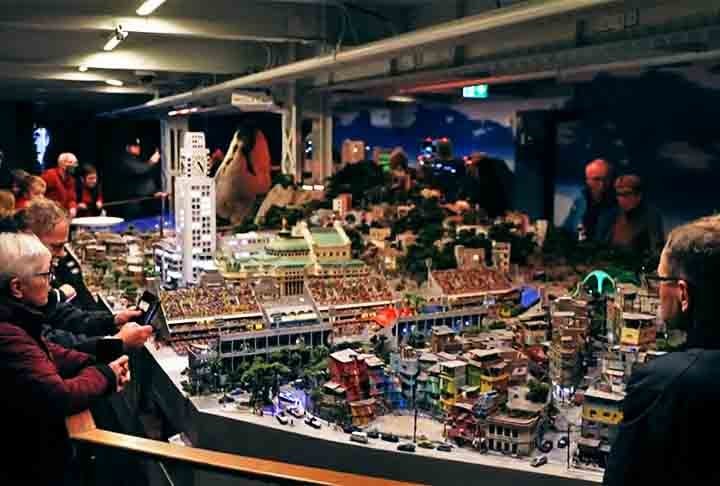 Em Hamburgo, na Alemanha, o “Miniatur-Wunderland” (Museu de Miniaturas, em tradução livre) recorre a maquetes para representar cidades e pontos turísticos de diversas partes do planeta. 
