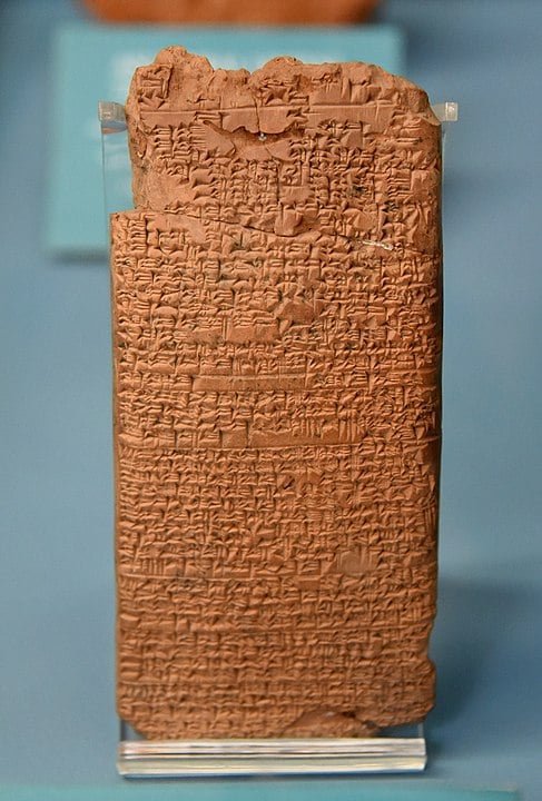 Em Nippur, centro religioso dos sumérios no Vale do Rio Eufrates, uma tábua de argila datada de 2.000 a.C tem uma receita com mel para tratar feridas, junto com água, azeite e óleo de cedro.