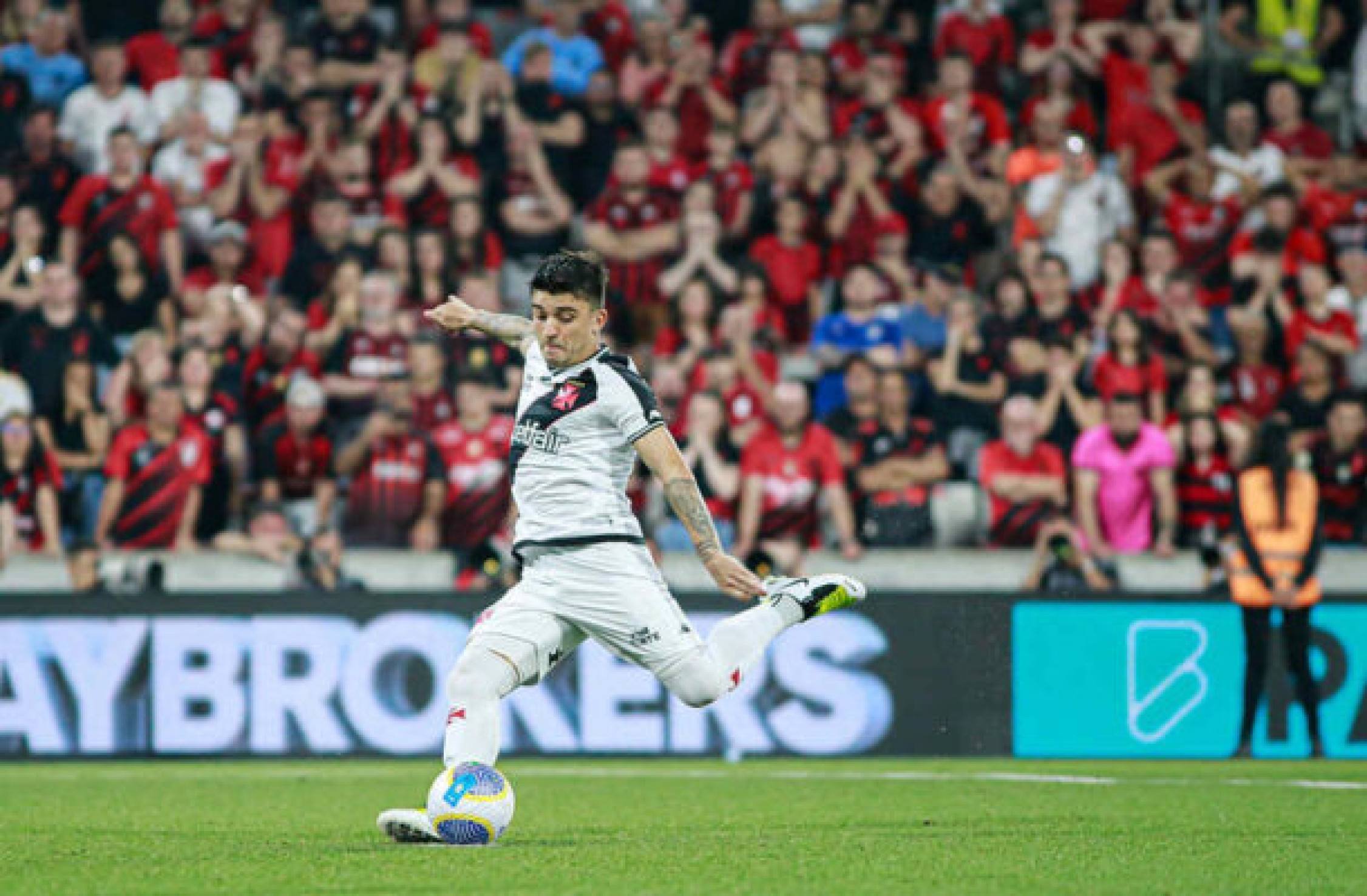 Victor Luís assina renovação contratual com o Vasco