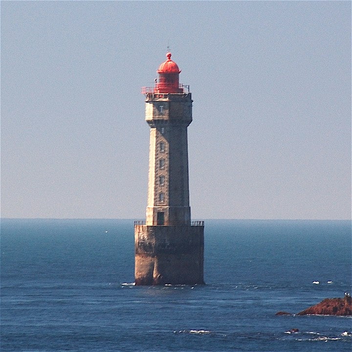 Farol de La Jument, França - Construído entre 1904 e 1911, fica a 2 km da ilha de Ouessant e é um dos faróis mais espetaculares da costa francesa.  