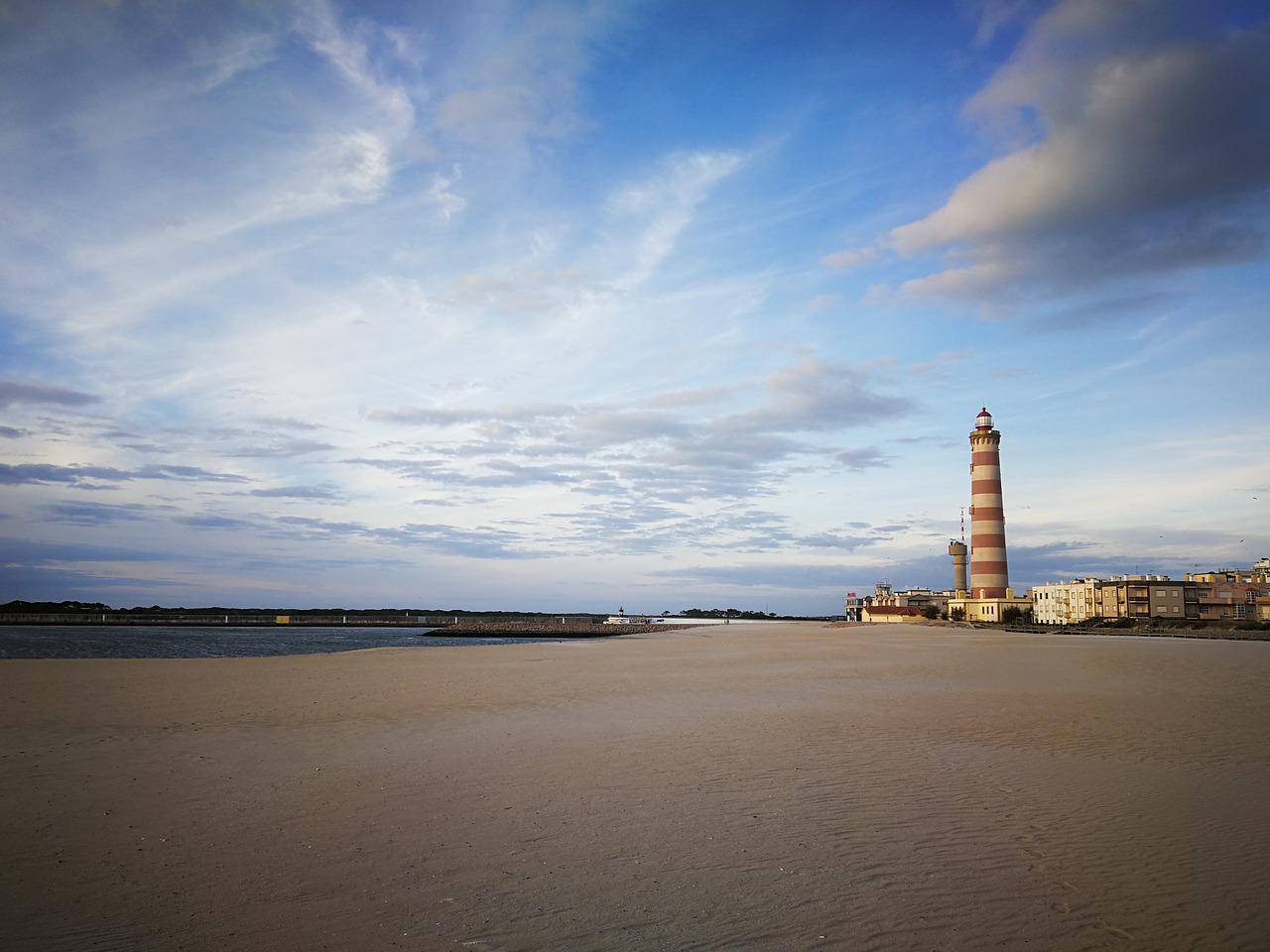 Farol de Aveiro, Portugal - Construído entre 1885 e 1893, foi reformado em 1929. É feito de pedra e fica 66 metros acima do nível do mar. É o maior farol de Portugal. 