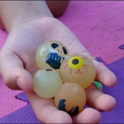 As bolinhas saltitantes também faziam sucesos entre as crianças. Uma dor de cabeça para os pais... 