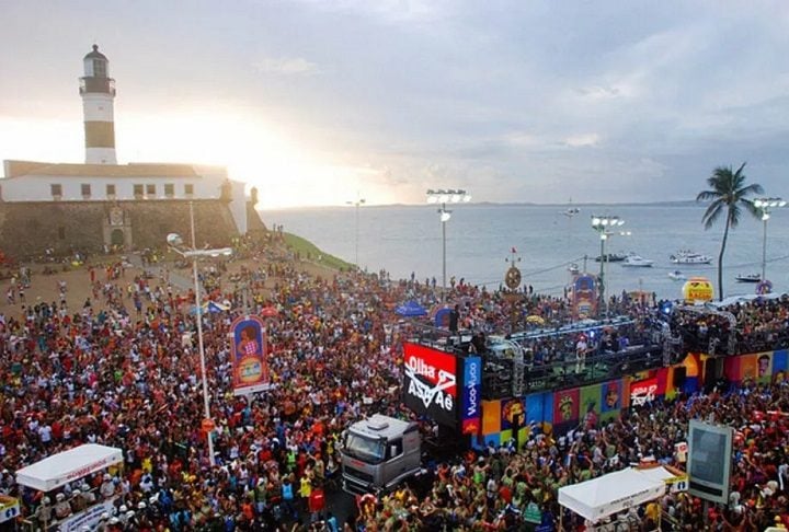 No Carnaval, o Farol da Barra foi cenário de uma folia de rua vibrante que ganhou fama mundial. Ela se repete todos os anos.