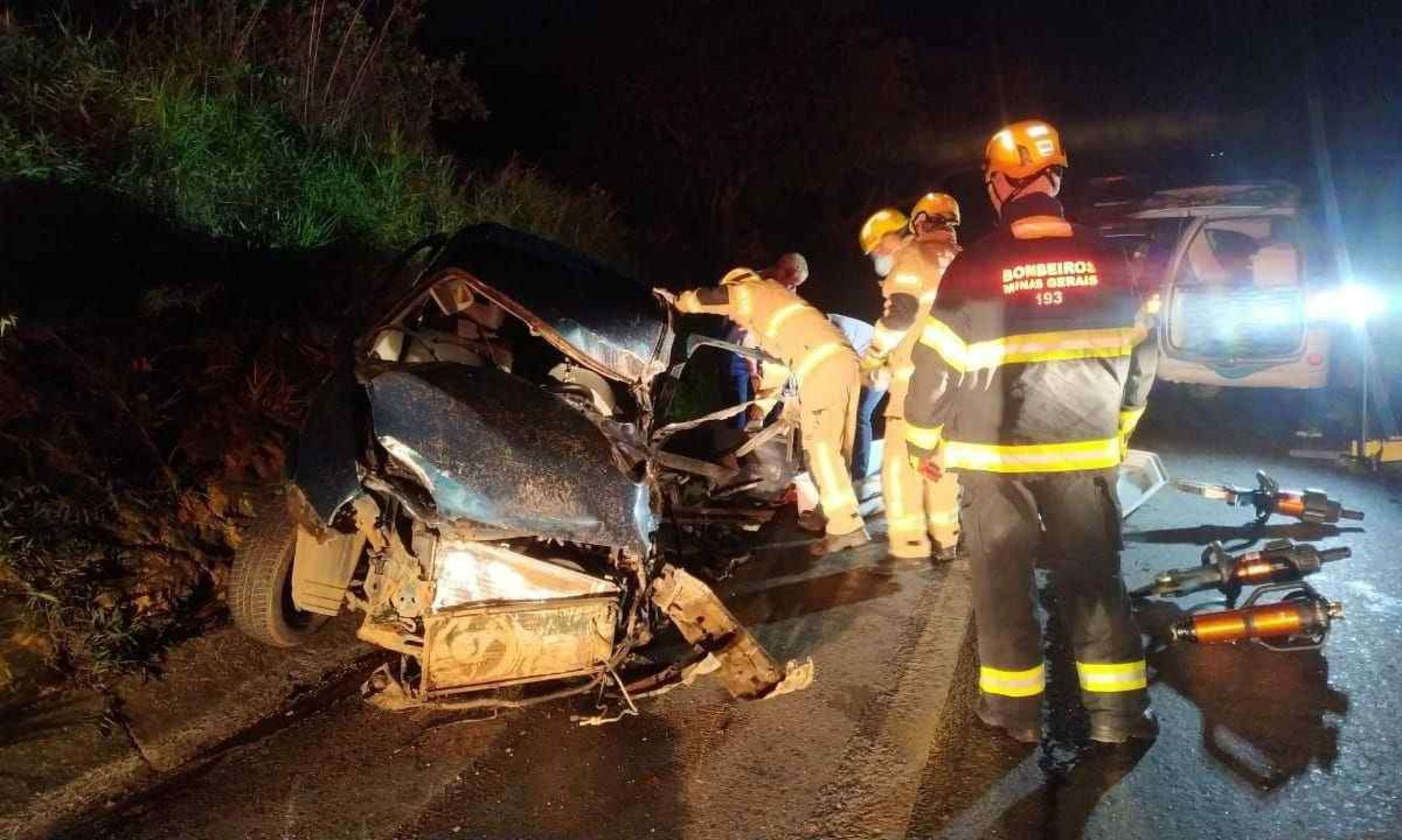 Colisão entre quatro carros mata duas pessoas e deixa 11 feridas na BR-365