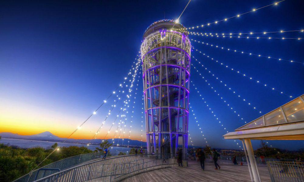 Farol de Enoshima, Japão - Inaugurado em 2003 na Ilha de Enoshima para celebrar o 100º aniversário da companhia elétrica da cidade. Com 40m de altura, tem vista panorâmica do monte Fuji, da Península de Izu, das montanhas de Tanzawa e Hakone, da Península de Miura.