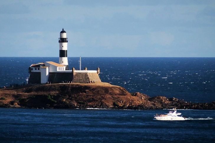 Farol da Barra, Salvador (BA) - Um dos mais bonitos e significativos do mundo. Construído em 1698 , é o mais antigo do Brasil. Servia para orientar os comandantes das embarcações que chegavam à baía de Todos os Santos levando açúcar e outras especiarias para a Europa.