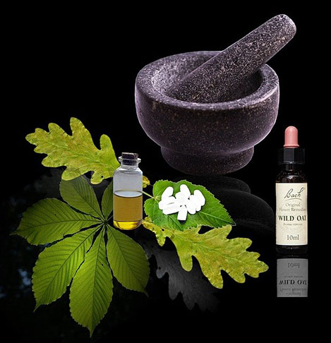 Os Florais de Bach não são remédios homeopáticos. Eles envolvem apenas substâncias vegetais, sem abranger elementos animais e minerais. Nas essências florais, há apenas um nível de diluição. Na Homeopatia, são vários.