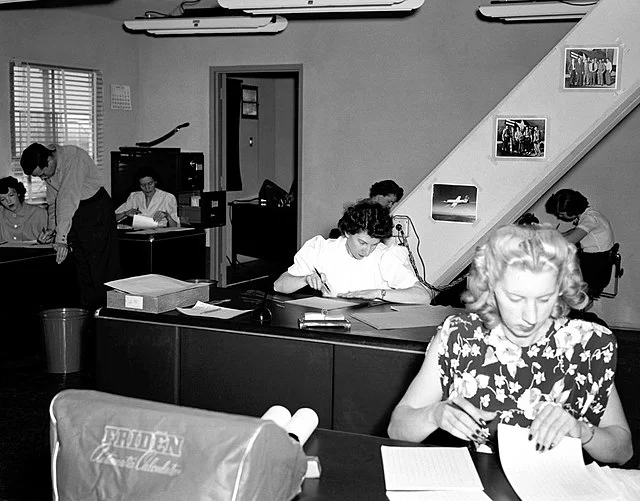 Estes profissionais trabalhavam em empresas, como esta da foto de 1949, fazendo cálculos e organizando as finanças. 