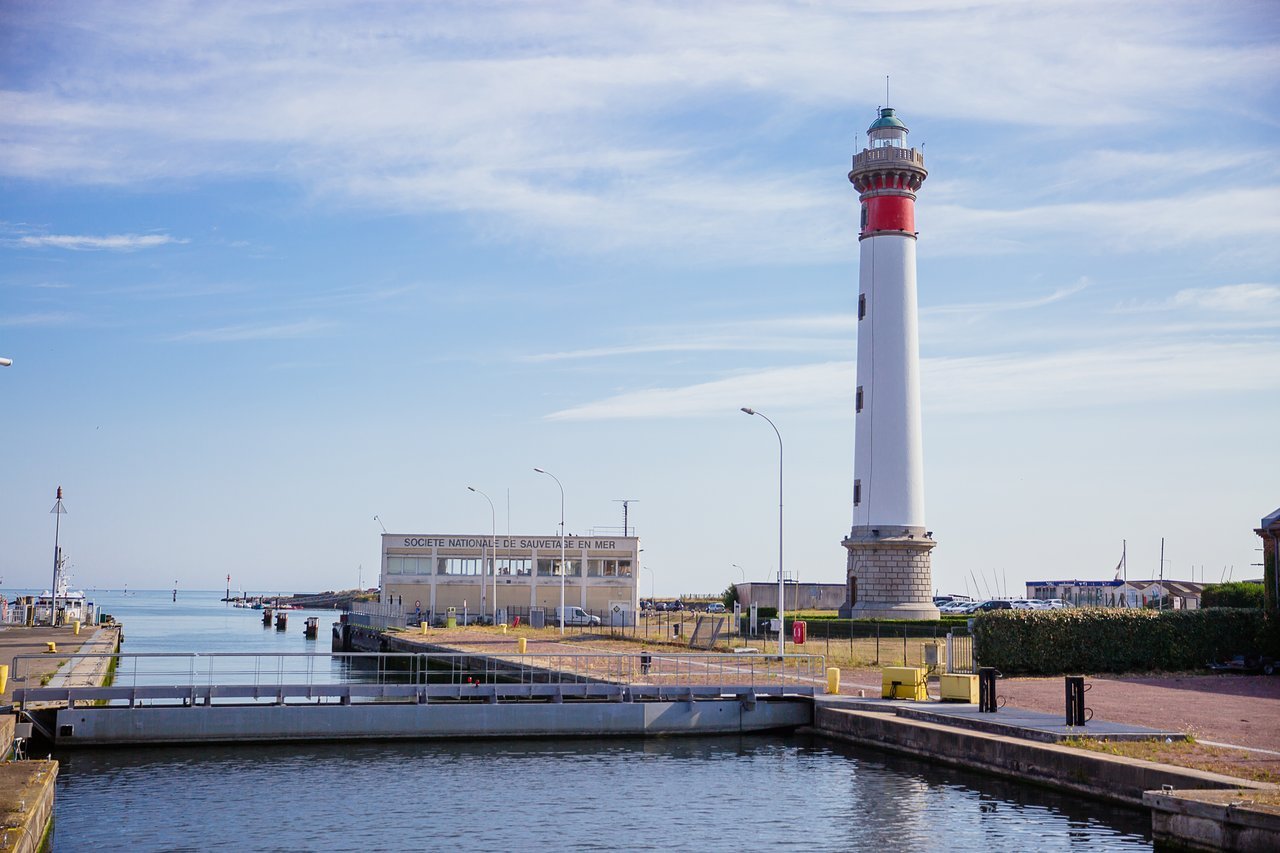 Farol de Ouistreham, França - Construído no início do século 20, foi automatizado nos anos 1990.  Tem famosas lentes Fresnel, que permitem ao farol retornar seus próprios feixes de luz. Tem 38m de altura e 171 degraus, na praia Ouistreham-Riva Bella, na Normandia. 