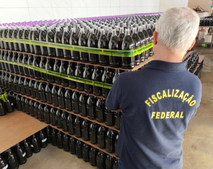 Os agentes encontraram 32 mil litros de vinho falsificado. Os golpistas rotulavam a bebida como “vinho colonial gaúcho”, que seria produzido em Caxias do Sul (RS), mas a bebida era uma mistura de suco, álcool e corante. O  dono foi preso. O FLIPAR mostrou na ocasião. 