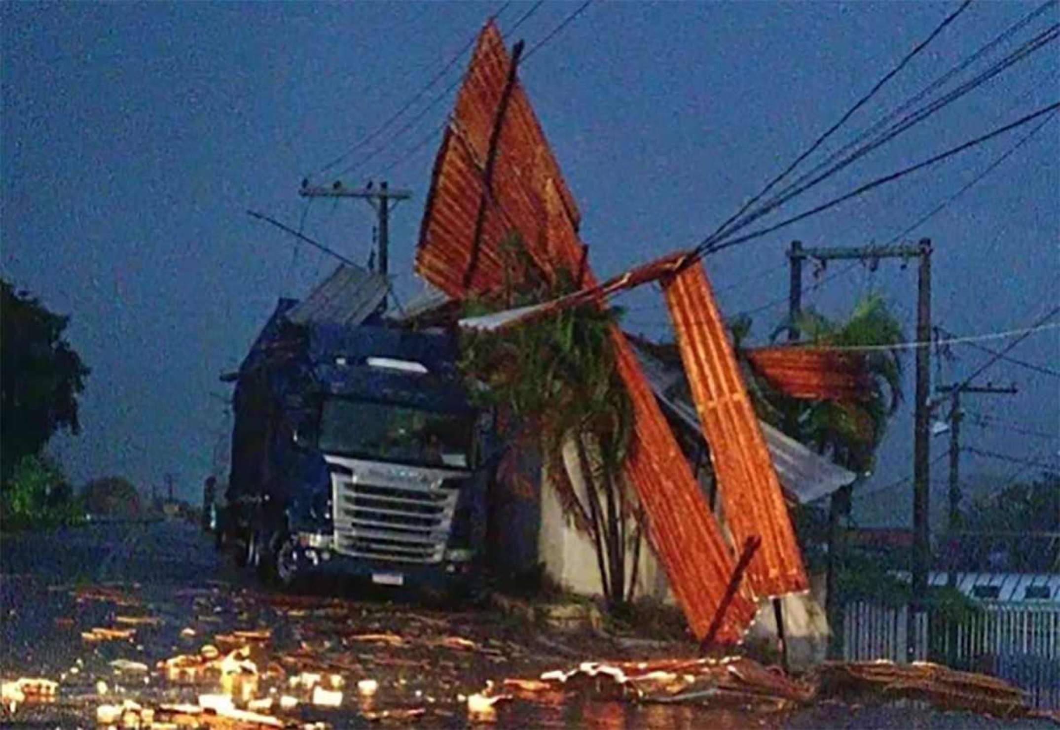 Tempestade em Visconde do Rio Branco deixou vias intransitáveis. Ventos arrancaram a cobertura de indústrias (foto)