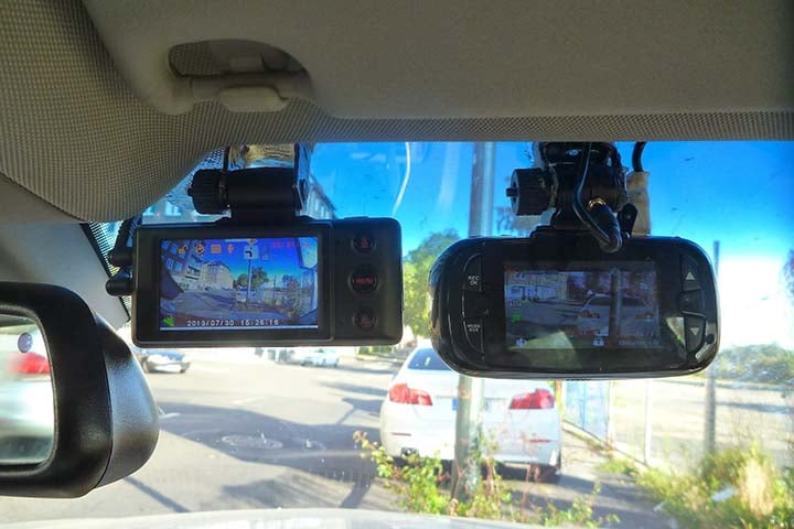 Por motivos de segurança, motoristas que fazem transporte por aplicativo são os que mais instalam o dispositivo, com a finalidade de observar o que acontece dentro do carro.
-Dashcams - Fernost/Wikimédia Commons